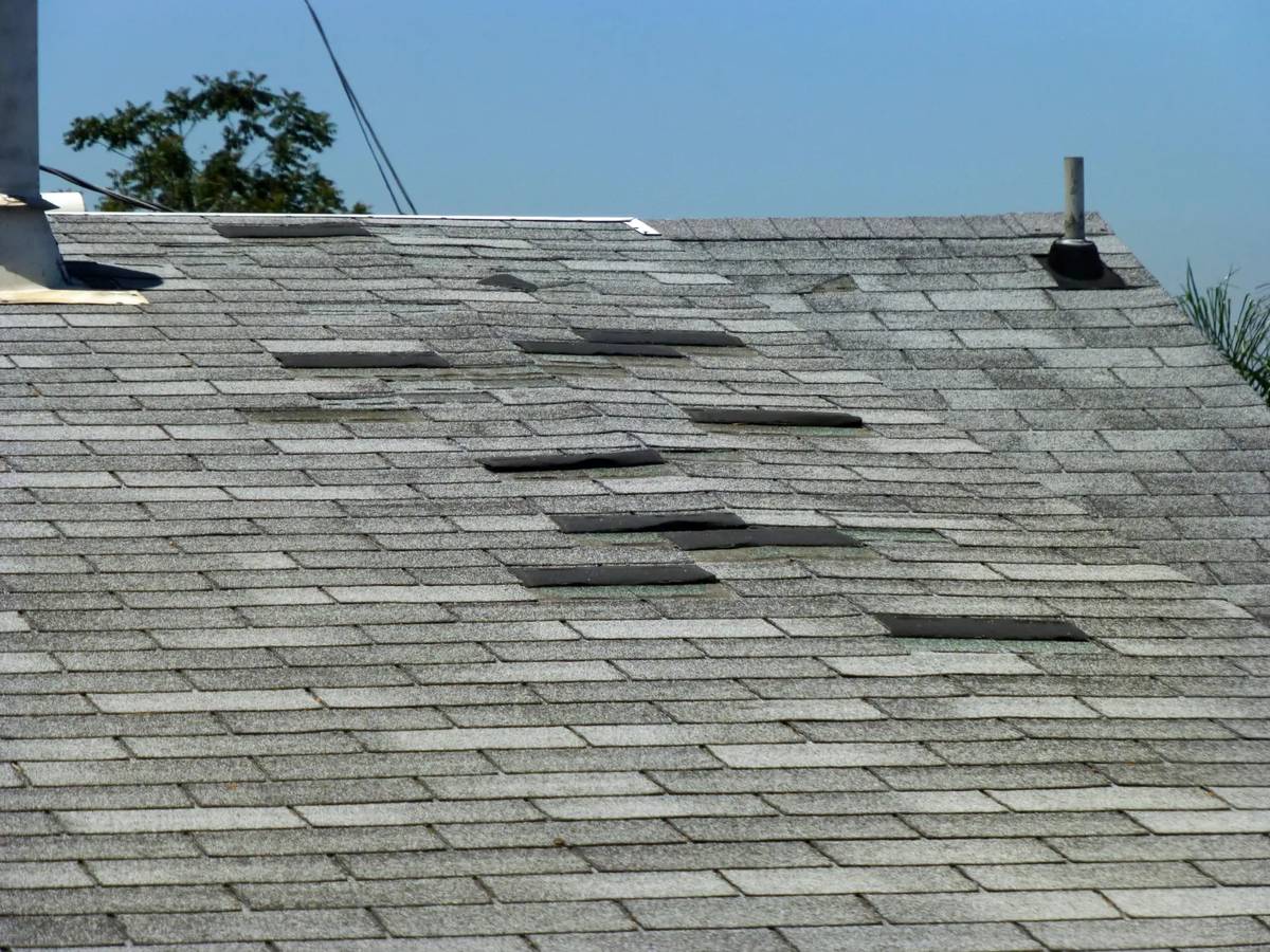 Uneven asphalt shingles with slipped sections